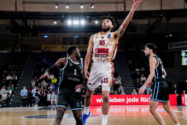 Deutschland: Basketball EuroCup Saison 2025 26 15. Spieltag Veolia Towers Hamburg vs. Umana Reyer Venice Inselpark Arena (Hamburg), Germany: Basketball 2025 26 EuroCup season Round 15 Veolia Towers Hamburg vs. Umana Reyer Venice Inselpark Arena (Hamburg): Denzel Valentine (Umana Reyer Venezia, 45), Benedikt TurudiÄ‡ (Veolia Towers Hamburg, 44), Osaro Jürgen Rich (Veolia Towers Hamburg, 3) Copyright: xStefanxTrochax