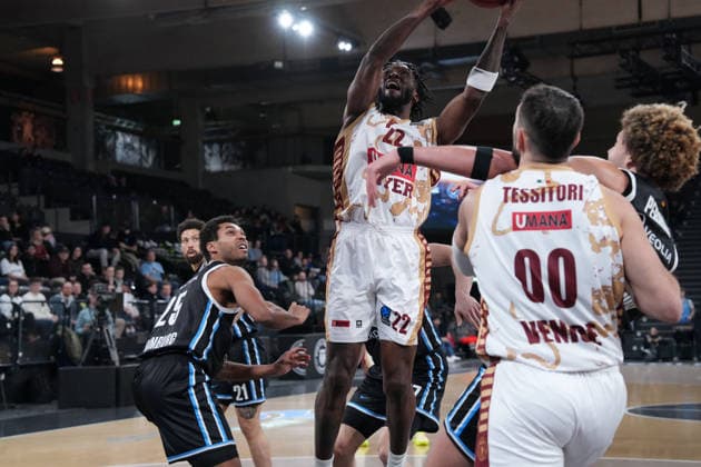 Deutschland: Basketball EuroCup Saison 2025 26 15. Spieltag Veolia Towers Hamburg vs. Umana Reyer Venice Inselpark Arena (Hamburg), Germany: Basketball 2025 26 EuroCup season Round 15 Veolia Towers Hamburg vs. Umana Reyer Venice Inselpark Arena (Hamburg): Jordan Parks (Umana Reyer Venezia, 22), Amedeo Tessitori (Umana Reyer Venezia, 00), Zacharie Perrin (Veolia Towers Hamburg, 52), Jan Niklas Wimberg (Veolia Towers Hamburg, 17), Kenneth Ogbe (Veolia Towers Hamburg, 25), Devon Daniels (Veolia Towers Hamburg, 21) Copyright: xStefanxTrochax