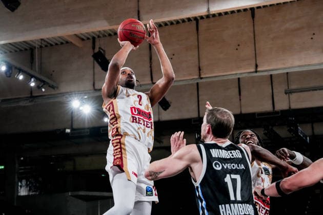 Deutschland: Basketball EuroCup Saison 2025 26 15. Spieltag Veolia Towers Hamburg vs. Umana Reyer Venice Inselpark Arena (Hamburg), Germany: Basketball 2025 26 EuroCup season Round 15 Veolia Towers Hamburg vs. Umana Reyer Venice Inselpark Arena (Hamburg): Chris Horton (Umana Reyer Venezia, 2), Jan Niklas Wimberg (Veolia Towers Hamburg, 17), Jordan Parks (Umana Reyer Venezia, 22) Copyright: xStefanxTrochax