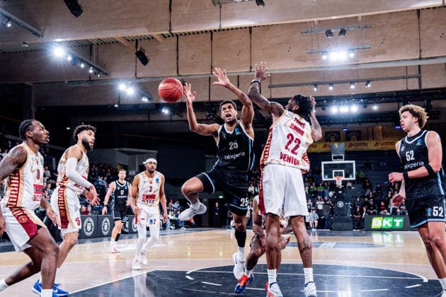 Deutschland: Basketball EuroCup Saison 2025 26 15. Spieltag Veolia Towers Hamburg vs. Umana Reyer Venice Inselpark Arena (Hamburg), Germany: Basketball 2025 26 EuroCup season Round 15 Veolia Towers Hamburg vs. Umana Reyer Venice Inselpark Arena (Hamburg): Kenneth Ogbe (Veolia Towers Hamburg, 25), Carl Wheatle (Umana Reyer Venezia, 10), Denzel Valentine (Umana Reyer Venezia, 45), RJ Cole (Umana Reyer Venezia, 1), Chris Horton (Umana Reyer Venezia, 2), Jan Niklas Wimberg (Veolia Towers Hamburg, 17), Zacharie Perrin (Veolia Towers Hamburg, 52) Copyright: xStefanxTrochax
