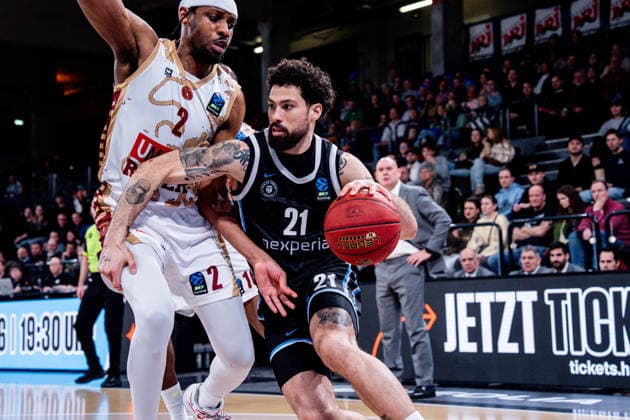 Deutschland: Basketball EuroCup Saison 2025 26 15. Spieltag Veolia Towers Hamburg vs. Umana Reyer Venice Inselpark Arena (Hamburg), Germany: Basketball 2025 26 EuroCup season Round 15 Veolia Towers Hamburg vs. Umana Reyer Venice Inselpark Arena (Hamburg): Devon Daniels (Veolia Towers Hamburg, 21), Chris Horton (Umana Reyer Venezia, 2), Carl Wheatle (Umana Reyer Venezia, 10) Copyright: xStefanxTrochax