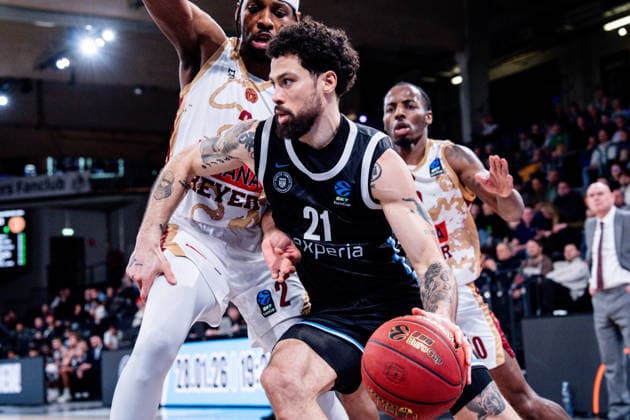Deutschland: Basketball EuroCup Saison 2025 26 15. Spieltag Veolia Towers Hamburg vs. Umana Reyer Venice Inselpark Arena (Hamburg), Germany: Basketball 2025 26 EuroCup season Round 15 Veolia Towers Hamburg vs. Umana Reyer Venice Inselpark Arena (Hamburg): Devon Daniels (Veolia Towers Hamburg, 21), Chris Horton (Umana Reyer Venezia, 2), Carl Wheatle (Umana Reyer Venezia, 10) Copyright: xStefanxTrochax