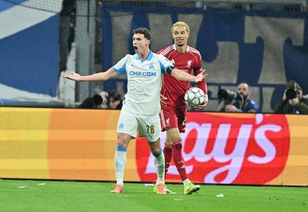 Marseille vs Liverpool - UEFA Champions League MARSEILLE, FRANCE - JANUARY 21: Hugo Ekitike (R) of Liverpool and Benjamin Pavard of Olympique Marseille are seen during the UEFA Champions League week 7 football match between Olympique Marseille and Liverpool at Stade Velodrome in Marseille, France, on January 21, 2026. Mustafa Yalcin Anadolu Marseille France. Editorial use only. Please get in touch for any other usage.  Copyright: x2026xAnadoluxMustafaxYalcinx