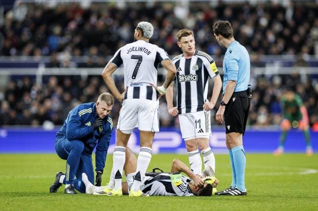 NEWCASTLE - (l-r) Bruno Guimaraes of Newcastle United FC on the ground, Joelinton of Newcastle United FC, Harvey Barnes of Newcastle United FC, and referee Daniel Siebert during the UEFA Champions League match between Newcastle United FC and PSV Eindhoven at St. James Park Stadium on January 21, 2026, in Newcastle, United Kingdom. SEM VAN DER WAL ANP UEFA Champions League 2025-2026 xVIxANPxSportx xxANPxIVx 548187380 originalFilename: 548187380.jpg
