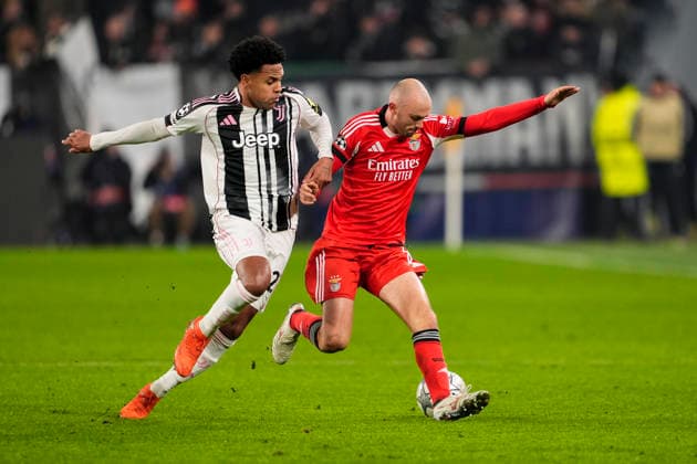 JuventusÕ Weston McKennie fights for the ball with Benfica s Fredrik Aursnes during the Uefa Champions League soccer match between Juventus and Benfica at the Allianz Stadium in Turin, League phase Matchday 7, north west Italy - January 21, 2026. - Soccer  Copyright: xFabioxFerrari LaPressex
