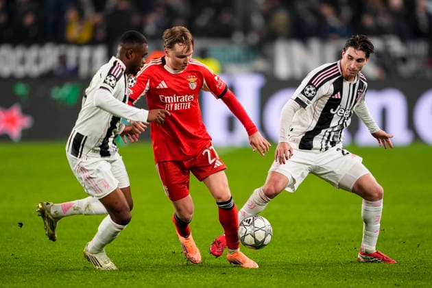 Juventus Pierre Kalulu and JuventusÕ Fabio Miretti fights for the ball with Benfica s Bruma during the Uefa Champions League soccer match between Juventus and Benfica at the Allianz Stadium in Turin, League phase Matchday 7, north west Italy - January 21, 2026. - Soccer  Copyright: xFabioxFerrari LaPressex