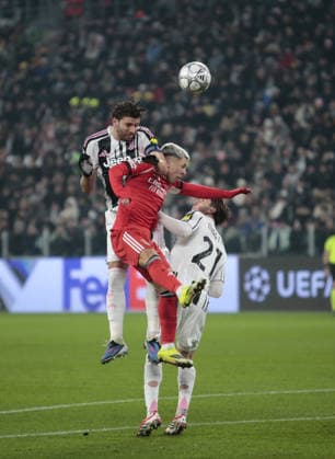 CALCIO - UEFA Champions League - Juventus FC vs SL Benfica Manuel Locatelli of Juventus FC and Gianluca Prestianni of SL Benfica fighting for the ball during the Uefa Champions League 2025 26 season football match between Juventus FC and SL Benfica on 21 January 2026 at Allianz Stadium, Turin, Italy. Photo Nderim KACELI Turin Italy  Copyright: xIPAxSport ABACAx