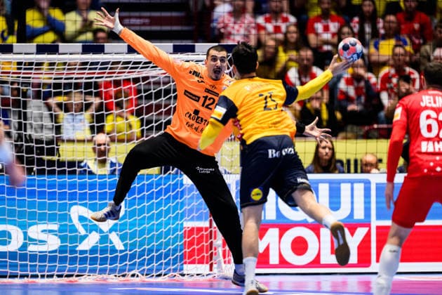 260121 Goalkeeper Matej Mandic of Croatia and Nikola Roganovic of Sweden during the EHF European Handball Championship preliminary round match between Sweden and Croatia on January 21, 2026 in Malmö. Photo: Petter Arvidson BILDBYRAN kod PA PA1130 handball handboll handball handbolls-em 2026 sverige sweden croatia kroatien ehf european handball championship sverige bbeng grappa33 sverige sweden Copyright: PETTERxARVIDSON BB260121PA219