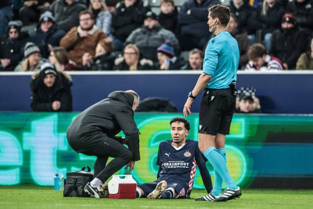 UEFA Champions League Matchday 7 of 8 Newcastle United v PSV Eindhoven Anass Salah-Eddine of PSV Eindhoven is treated for an injury during the UEFA Champions League Matchday 7 of 8 Newcastle United v PSV Eindhovenn at St. James s Park, Newcastle, United Kingdom, 21st January 2026 (Photo by Mark Cosgrove News Images) Newcastle St. James s Park Tyne and Wear United Kingdom Copyright: xMarkxCosgrove NewsxImagesx