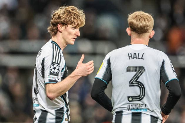 UEFA Champions League Matchday 7 of 8 Newcastle United v PSV Eindhoven Anthony Gordon of Newcastle Untied gives instructions to Lewis Hall of Newcastle Untied during the UEFA Champions League Matchday 7 of 8 Newcastle United v PSV Eindhovenn at St. James s Park, Newcastle, United Kingdom, 21st January 2026 (Photo by Mark Cosgrove News Images) Newcastle St. James s Park Tyne and Wear United Kingdom Copyright: xMarkxCosgrove NewsxImagesx