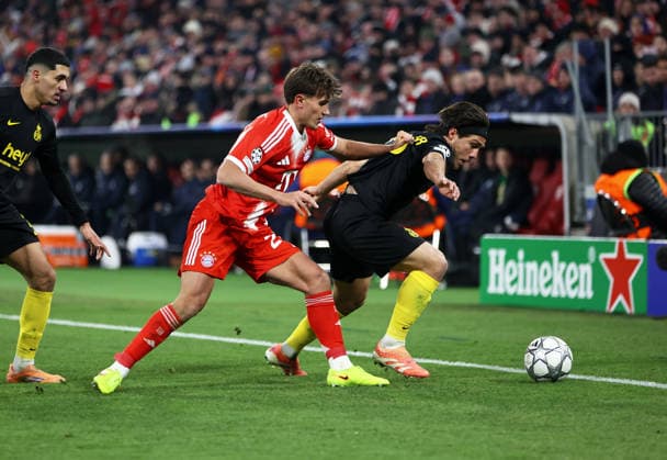 Fussball, Herren, Champions League, Saison 2025 2026, FC Bayern München - Royale Union Saint-Gilloise, 7.Spieltag, Allianz Arena Tom Bischof (FC Bayern München) (li.) mit Kevin Mac Allister (Union Saint-Gilloise) (re.) im Zweikampf um den Ball
