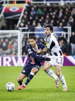 NEWCASTLE - (l-r) Mauro Junior of PSV Eindhoven and Sandro Tonali of Newcastle United FC during the UEFA Champions League match between Newcastle United FC and PSV Eindhoven at St. James Park Stadium on January 21, 2026, in Newcastle, United Kingdom. SEM VAN DER WAL ANP UEFA Champions League 2025-2026 xVIxANPxSportx xxANPxIVx 548188148 originalFilename: 548188148.jpg
