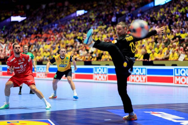 MALMÖ, SWEDEN 20260121 Croatia s Mario Sostaric shoots a penalty against Sweden s goalkeeper Andreas Palicka during the group stage match of the European Handball Championship Group E between Sweden and Croatia at Malmö Arena, Malmö, Sweden, January 21, 2026. MALMÖ SWEDEN x10600x *** MALMÖ, SWEDEN 20260121 Croatia s Mario Sostaric shoots a penalty against Sweden s goalkeeper Andreas Palicka during the group stage match of the European Handball Championship Group E between Sweden and Croatia at Malmö Arena, Malmö, Sweden, January 21, 2026 MALMÖ SWEDEN x10600x  Copyright: xAndreasxHillergren TTx EUROPEAN HANDBALL CHAMPIONSHIP 2026 SWEDEN-CROATIA
