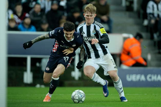 Newcastle United FC v PSV Eindhoven - UEFA Champions League 2025 26 League Phase MD7 Dennis Man of PSV Eindhoven and Lewis Hall of Newcastle United challenge during the UEFA Champions League 2025 26 League Phase MD7 match between Newcastle United FC and PSV Eindhoven at St James Park on January 21, 2026 in Newcastle upon Tyne, England. WARNING! This Photograph May Only Be Used For Newspaper And Or Magazine Editorial Purposes. May Not Be Used For Publications Involving 1 player, 1 Club Or 1 Competition Without Written Authorisation From Football DataCo Ltd. For Any Queries, Please Contact Football DataCo Ltd on +44 (0) 207 864 9121 Newcastle upon Tyne St. James Park England United Kingdom Copyright: xAllstarxPicturexLibraryxLtdx