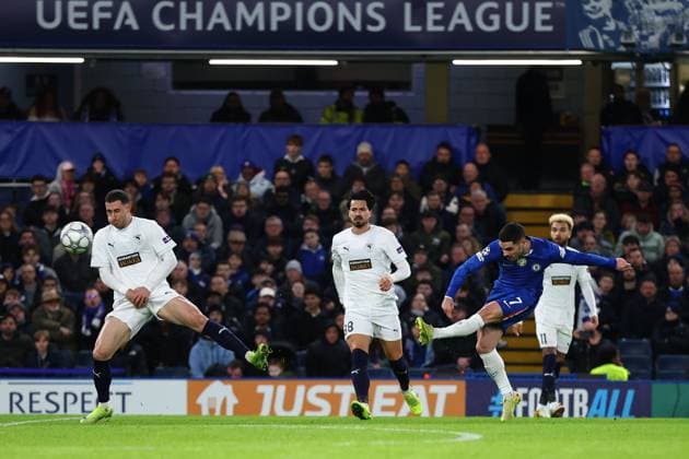 Pedro Neto of Chelsea with a shot on goal Chelsea v Pafos, UEFA Champions League, Group Stage, Football, Stamford Bridge, London, UK - 21 Jan 2026London Stamford Bridge United Kingdom EDITORIAL USE ONLY No use with unauthorised audio, video, data, fixture lists, club league logos or live services. Online in-match use limited to 120 images, no video emulation. No use in betting, games or single club league player publications. Copyright: xSimonxDael Shutterstockx 16348356p
