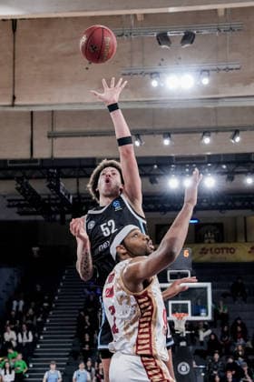 Deutschland: Basketball EuroCup Saison 2025 26 15. Spieltag Veolia Towers Hamburg vs. Umana Reyer Venice Inselpark Arena (Hamburg), Germany: Basketball 2025 26 EuroCup season Round 15 Veolia Towers Hamburg vs. Umana Reyer Venice Inselpark Arena (Hamburg): Chris Horton (Umana Reyer Venezia, 2), Zacharie Perrin (Veolia Towers Hamburg, 52), Devon Daniels (Veolia Towers Hamburg, 21), Carl Wheatle (Umana Reyer Venezia, 10) Copyright: xStefanxTrochax