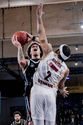 Deutschland: Basketball EuroCup Saison 2025 26 15. Spieltag Veolia Towers Hamburg vs. Umana Reyer Venice Inselpark Arena (Hamburg), Germany: Basketball 2025 26 EuroCup season Round 15 Veolia Towers Hamburg vs. Umana Reyer Venice Inselpark Arena (Hamburg): Chris Horton (Umana Reyer Venezia, 2), Zacharie Perrin (Veolia Towers Hamburg, 52) Copyright: xStefanxTrochax
