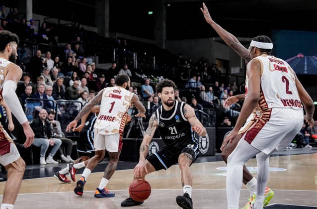 Deutschland: Basketball EuroCup Saison 2025 26 15. Spieltag Veolia Towers Hamburg vs. Umana Reyer Venice Inselpark Arena (Hamburg), Germany: Basketball 2025 26 EuroCup season Round 15 Veolia Towers Hamburg vs. Umana Reyer Venice Inselpark Arena (Hamburg): RJ Cole (Umana Reyer Venezia, 1), Devon Daniels (Veolia Towers Hamburg, 21), Chris Horton (Umana Reyer Venezia, 2) Copyright: xStefanxTrochax