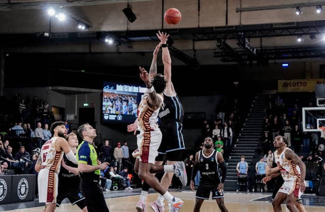 Deutschland: Basketball EuroCup Saison 2025 26 15. Spieltag Veolia Towers Hamburg vs. Umana Reyer Venice Inselpark Arena (Hamburg), Germany: Basketball 2025 26 EuroCup season Round 15 Veolia Towers Hamburg vs. Umana Reyer Venice Inselpark Arena (Hamburg): Jan Niklas Wimberg (Veolia Towers Hamburg, 17), Denzel Valentine (Umana Reyer Venezia, 45), Osaro Jürgen Rich (Veolia Towers Hamburg, 3), Jared Grey (Veolia Towers Hamburg, 8), Carl Wheatle (Umana Reyer Venezia, 10), Jordan Parks (Umana Reyer Venezia, 22) Copyright: xStefanxTrochax