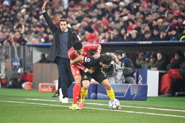 Luis DIAZ (Bayern Muenchen), Aktion,Zweikampf gegen Kevin MacAllister (Saint Gilloise), hi:Trainer David HUBERT (Saint Gilloise) Fussball Champions League,Saison 2025 26, Ligaphase FC Bayern Muenchen - Royale Union Saint-Gilloise am 21.01.2026.