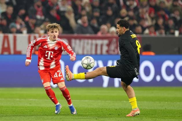 im Zweikampf, Aktion, mit Lennart Karl 42 (FC Bayern Muenchen), Adem Zorgane 8 (Royale Union Saint Gilloise), FC Bayern Muenchen vs. Royale Union Saint-Gilloise, Fussball, Champions League, 7. Spieltag, 21.01.2026 Muenchen Bayern Deutschland