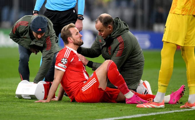 FUSSBALL CHAMPIONS LEAGUE SAISON 2025 2026 Vorrunde 7. Spieltag 21.01.2025 FC Bayern Muenchen - Union Saint-Gilloise Harry Kane (FC Bayern Muenchen) verletzt am Boden wird behandelt vom Mannschaftsarzt
