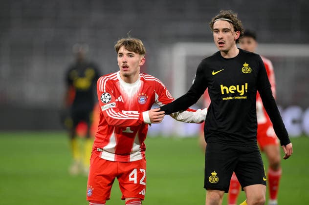 FUSSBALL CHAMPIONS LEAGUE SAISON 2025 2026 Vorrunde 7. Spieltag 21.01.2025 FC Bayern Muenchen - Union Saint-Gilloise Lennart Karl (li, FC Bayern Muenchen) gegen Kamiel Van De Perre (re, Union Saint-Gilloise)