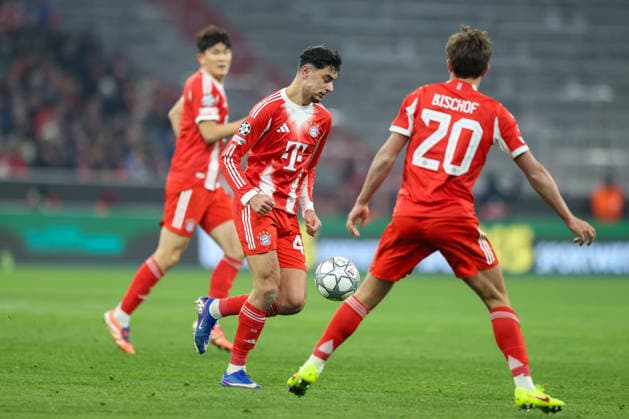 Aleksandar Pavlovic (FC Bayern Muenchen, 45) mit Tom Bischof (FC Bayern Muenchen, 20) und Minjae Kim (FC Bayern Muenchen, 03), GER, FC Bayern Muenchen vs. Royale Union Saint-Gilloise, Fussball, UEFA Champions League, Liga-Phase, 7. Spieltag, Saison 2025 2026, 21.01.2026, GER, FC Bayern Muenchen vs. Royale Union Saint-Gilloise, Fussball, UEFA Champions League, Liga-Phase, 7. Spieltag, Saison 2025 2026, 21.01.2026 Muenchen Copyright: xEibner-Pressefoto JennixMaulx EP_JML