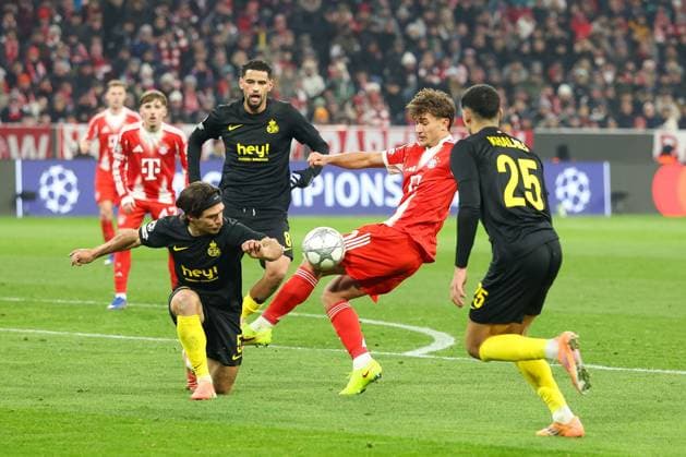im Zweikampf, Aktion, mit Kevin Mac Allister 5 (Royale Union Saint Gilloise), Tom Bischof 20 (FC Bayern Muenchen), FC Bayern Muenchen vs. Royale Union Saint-Gilloise, Fussball, Champions League, 7. Spieltag, 21.01.2026 Muenchen Bayern Deutschland