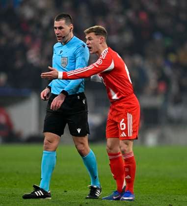 21.01.2026, Fussball UEFA Championsleague 2025 2026: Vorrunde 7.Spieltag, FC Bayern München - Union Saint-Gilloise, in der Allianz-Arena München. Rade Obrenovic diskutiert mit Joshua Kimmich (FC Bayern München)