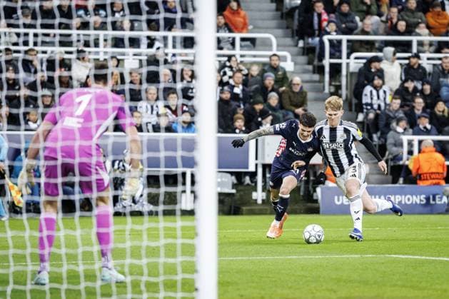 NEWCASTLE - (l-r) Newcastle United FC goalkeeper Nick Pope, Dennis Man of PSV Eindhoven, and Lewis Hall of Newcastle United FC during the UEFA Champions League match between Newcastle United FC and PSV Eindhoven at St. James Park Stadium on January 21, 2026, in Newcastle, United Kingdom. SEM VAN DER WAL ANP UEFA Champions League 2025-2026 xVIxANPxSportx xxANPxIVx 548189514 originalFilename: 548189514.jpg