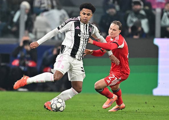 January 21, 2026, Turin, Italy: Juventus Weston McKennie and Benfica s Andreas Schjelderup in action during the UEFA Champions League soccer match Juventus FC vs Benfica a at the Allianz Stadium in Turin, Italy, 21 January 2026 ANSA ALESSANDRO DI MARCO UEFA Champions Legaue: Juventus FC Vs Benfica  - ZUMAa110 20260121_zaf_a110_051 Copyright: xAlessandroxDixMarcox