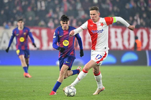 Pedri of Barcelona, left, and Lukas Provod of Slavia in action during the Champions League 7th round match Slavia Praha vs FC Barcelona, Barca in Pilsen, Czech Republic, January 21, 2026. (CTKxPhoto VitxSimanek) CTKPhotoP2026012110780  CTKPhotoP2026012110780