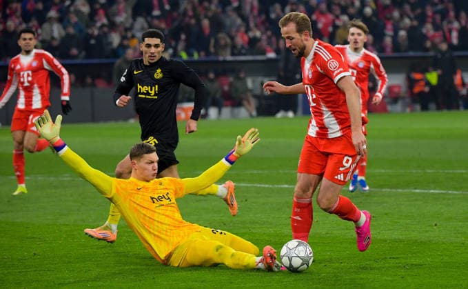 21.01.2026, xemx, Fussball UEFA Champions League, FC Bayern Muenchen - Union Saint-Gilloise v.l. Kjell Scherpen (Union Saint-Gilloise), Harry Kane (FC Bayern Muenchen) Zweikampf, Aktion, action, battle for the ball zum Elfmeter (DFL DFB REGULATIONS PROHIBIT ANY USE OF PHOTOGRAPHS as IMAGE SEQUENCES and or QUASI-VIDEO) Muenchen