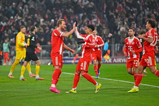 21.01.2026, Fussball UEFA Championsleague 2025 2026: Vorrunde 7.Spieltag, FC Bayern München - Union Saint-Gilloise, in der Allianz-Arena München. Trojubel v.l. Harry Kane (FC Bayern München), Jonathan Tah (FC Bayern München), Raphael Guerreiro (FC Bayern München) und Tom Bischof (Bayern München)