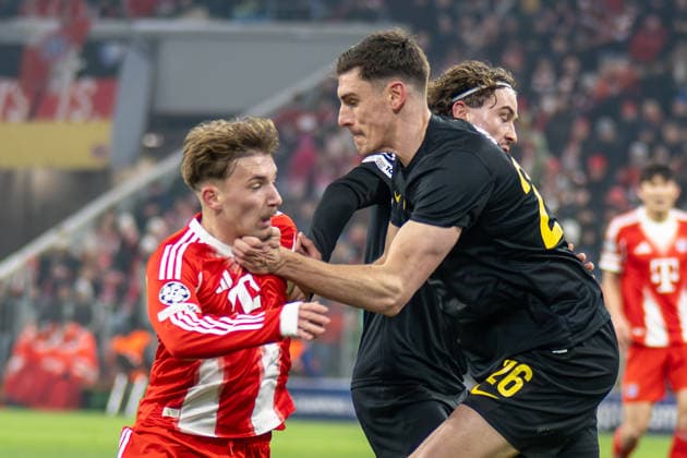 Karl Lennart 42 (FC Bayern Muenchen) wird von Ross Sykes 26 (Royale Union Saint Gilloise) am Hals weggedrueckt, FC Bayern Muenchen vs. Royale Union Saint Gilloise, Fussball, UEFA Champions League, 7. Spieltag, 21.01.2026 DFB regulations prohibit any use of photographs as image sequences and or quasi-video Muenchen Bayern Deutschland