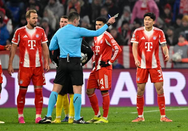 Schiedsrichter Referee Rade Obrenovic (SVN) zeigt Min-jae Kim FC Bayern Muenchen FCB (03) gelb-rote Karte Platzverweis Entsetzen Harry Kane FC Bayern Muenchen FCB (09) FC Bayern Muenchen FCB vs R. Union Saint-Gilloise Spieltag 7 21.01.2026 DFL REGULATIONS PROHIBIT ANY USE OF PHOTOGRAPHS AS IMAGE SEQUENCES AND OR QUASI-VIDEO FC Bayern Muenchen FCB vs R. Union Saint-Gilloise