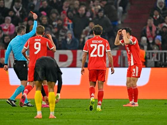 21.01.2026, Fussball UEFA Championsleague 2025 2026: Vorrunde 7.Spieltag, FC Bayern München - Union Saint-Gilloise, in der Allianz-Arena München. Referee Rade Obrenovic (SVN) zeigt Min-jae Kim (Bayern München, Minjae Kim) die gelb-rote Karte,