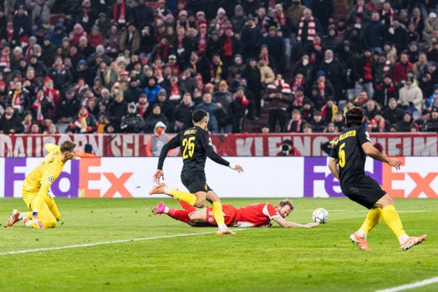 MUNICH, GERMANY - JANUARY 21: Harry Kane (FC Bayern Muenchen, 9) is fouled by Kjell Scherpen (Royale Union Saint-Gilloise, 37) - penalty during the UEFA Champions League match between FC Bayern Munich vs. Royale Union Saint-Gilloise at Allianz Arena on matchday 7 of the UEFA Champions League Season 2025 26 on January 21, 2025 in Munich, Germany. Bavaria Germany Copyright: xSteffiexWunderlx
