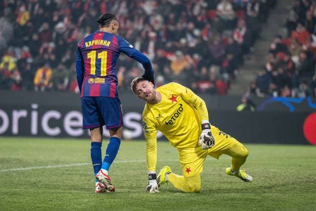 Raphinha and disappointed Jindrich Stanek during UEFA Champions league match, SK Slavia Praha - FC Barcelona, Barca , 21 january 2026, Fortuna Arena, Praha, Czech republic Copyright: xMICHALxFAJT,ZOSPORTU.SKx FAJ_9959