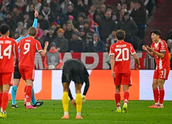 21.01.2026, Fussball UEFA Championsleague 2025 2026: Vorrunde 7.Spieltag, FC Bayern München - Union Saint-Gilloise, in der Allianz-Arena München. Referee Rade Obrenovic (SVN) zeigt Min-jae Kim (Bayern München, Minjae Kim) die gelb-rote Karte,