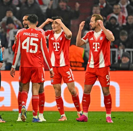 21.01.2026, Fussball UEFA Championsleague 2025 2026: Vorrunde 7.Spieltag, FC Bayern München - Union Saint-Gilloise, in der Allianz-Arena München. v.l. Jonathan Tah (FC Bayern München), Aleksandar Pavlovic (Bayern München) , Min-jae Kim (Bayern München, Minjae Kim) und Harry Kane (FC Bayern München) sind unzufrieden über die gelb-rote Karte.
