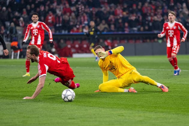 Harry Kane 9 (FC Bayern Muenchen) wir gefoult von Kjell Scherpen 37 (Royale Union Saint Gilloise) im Strafraum, Elfmeter, FC Bayern Muenchen vs. Royale Union Saint Gilloise, Fussball, UEFA Champions League, 7. Spieltag, 21.01.2026 DFB regulations prohibit any use of photographs as image sequences and or quasi-video Muenchen Bayern Deutschland