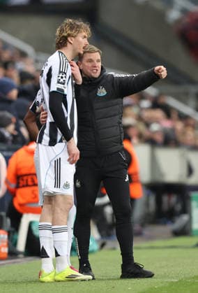 Newcastle Upon Tyne, England, 21st January 2026. Eddie Howe manager of Newcastle United brings on Nick Woltemade of Newcastle United during the Newcastle United vs PSV Eindhoven UEFA Champions League match at St. James Park, Newcastle Upon Tyne. Picture credit should read: Nigel Roddis Sportimage EDITORIAL USE ONLY. No use with unauthorised audio, video, data, fixture lists, club league logos or live services. Online in-match use limited to 120 images, no video emulation. No use in betting, games or single club league player publications. SPI_048_NR_NEWC_PSV SPI-4467-0049