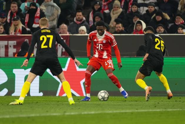 im Zweikampf, Aktion, mit Louis Patris 27 (Royale Union Saint Gilloise), Alphonso Davies 19 (FC Bayern Muenchen), Anan Khalaili 25 (Royale Union Saint Gilloise), FC Bayern Muenchen vs. Royale Union Saint-Gilloise, Fussball, Champions League, 7. Spieltag, 21.01.2026 Muenchen Bayern Deutschland