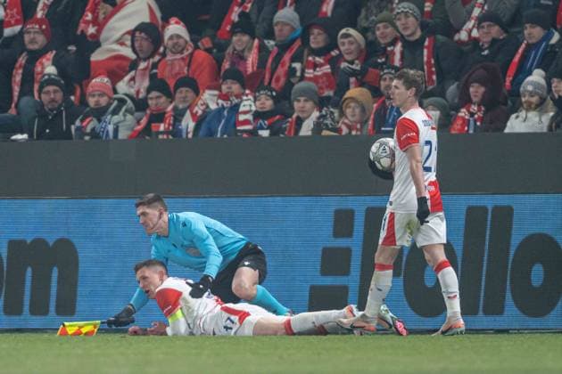 Lukas Provod on pitch with assistant referee during UEFA Champions league match, SK Slavia Praha - FC Barcelona, Barca , 21 january 2026, Fortuna Arena, Praha, Czech republic Copyright: xMICHALxFAJT,ZOSPORTU.SKx MAR_0096