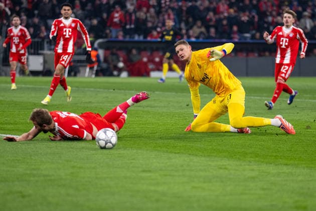 Harry Kane 9 (FC Bayern Muenchen) wir gefoult von Kjell Scherpen 37 (Royale Union Saint Gilloise) im Strafraum, Elfmeter, FC Bayern Muenchen vs. Royale Union Saint Gilloise, Fussball, UEFA Champions League, 7. Spieltag, 21.01.2026 DFB regulations prohibit any use of photographs as image sequences and or quasi-video Muenchen Bayern Deutschland