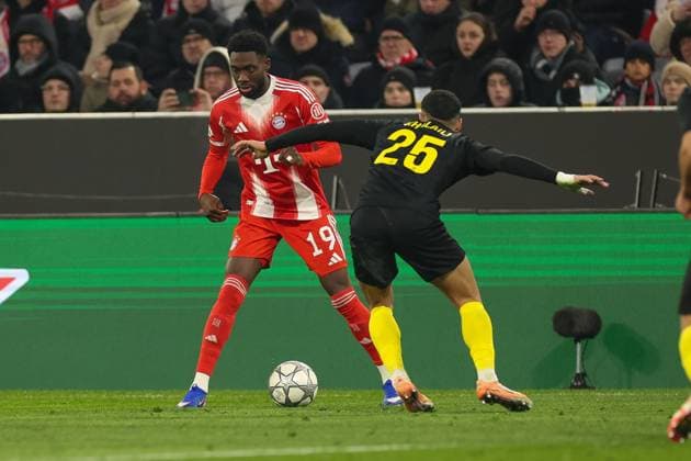 im Zweikampf, Aktion, mit Alphonso Davies 19 (FC Bayern Muenchen), Anan Khalaili 25 (Royale Union Saint Gilloise), FC Bayern Muenchen vs. Royale Union Saint-Gilloise, Fussball, Champions League, 7. Spieltag, 21.01.2026 Muenchen Bayern Deutschland