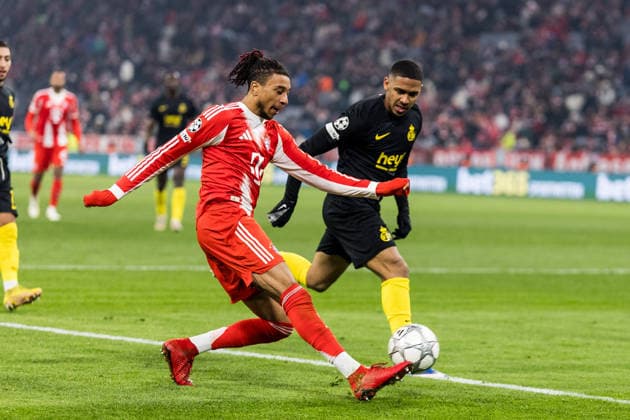 MUNICH, GERMANY - JANUARY 21: Michael Olise (FC Bayern Muenchen, 17) controls the ball against Guilherme Smith (Royale Union Saint-Gilloise, 11) during the UEFA Champions League match between FC Bayern Munich vs. Royale Union Saint-Gilloise at Allianz Arena on matchday 7 of the UEFA Champions League Season 2025 26 on January 21, 2025 in Munich, Germany. Bavaria Germany Copyright: xSteffiexWunderlx