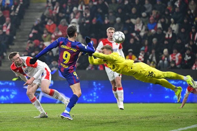 Robert Lewandowski of Barcelona, center, scores a goal during the Champions League 7th round match Slavia Praha vs FC Barcelona, Barca in Pilsen, Czech Republic, January 21, 2026. At left Stepan Chaloupek of Slavia and at right goalkeeper Jindrich Stanek of Slavia. (CTKxPhoto VitxSimanek) CTKPhotoP2026012110904  CTKPhotoP2026012110904